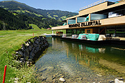 noch Baustelle neben demGolfplatz: die Sport Residenz Zillertal eröffnet am 6.12.2014 (©Foto: Martin Schmitz)